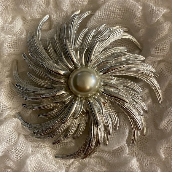 Vintage Sarah Coventry Silver Brooch with pearl centre - Picture 1 of 2